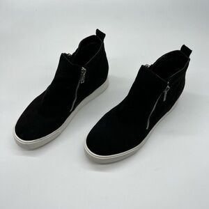 Soda women’s suede sneakers black and white size 8